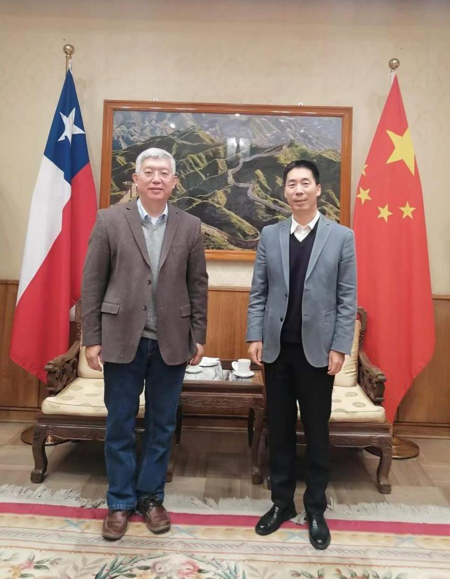 El Embajador Niu Qingbao Se Reúne con el Director de CASSACA Wang Zhong